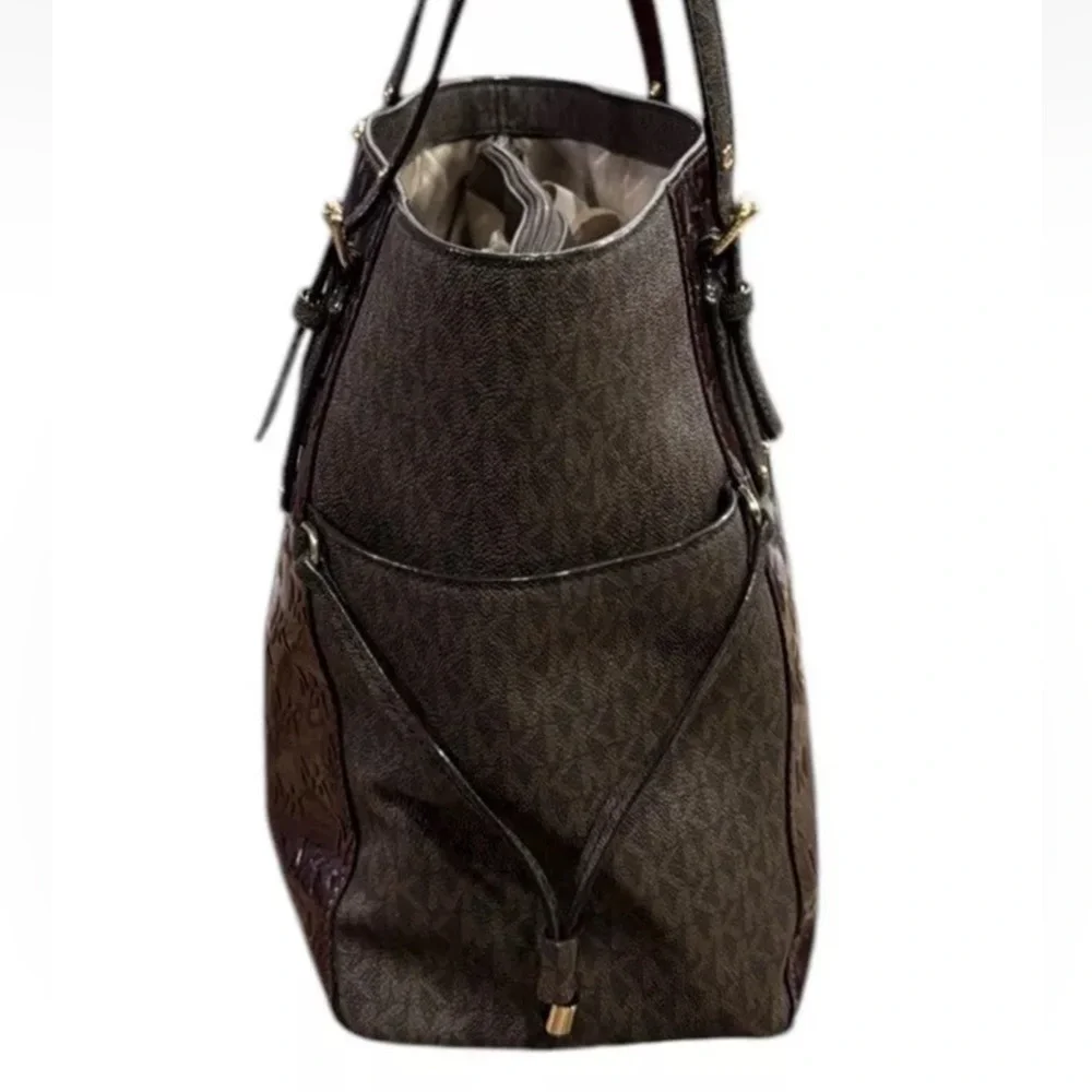MICHAEL KORS Burgandy Brown Voyager East West Signature Tote Purse Shoulder Bag